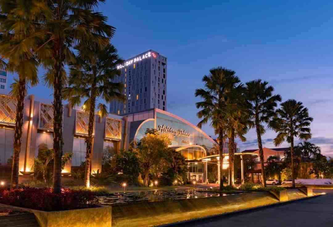 Holiday Palace Resort & Casino có vẻ ngoài hiện đại 