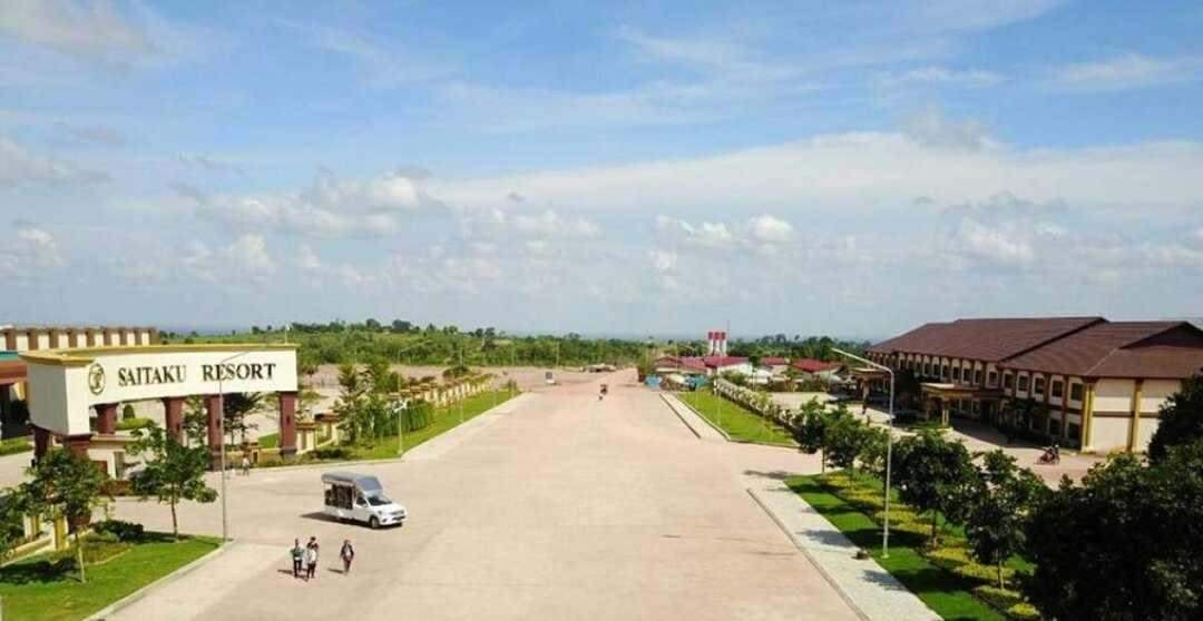 Cổng vào thênh thang rộng lớn tại khu phức hợp Saitaku Resort 